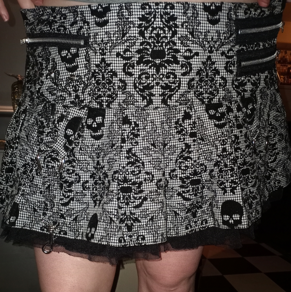 Skirt size large with damask skulls by hell bunny